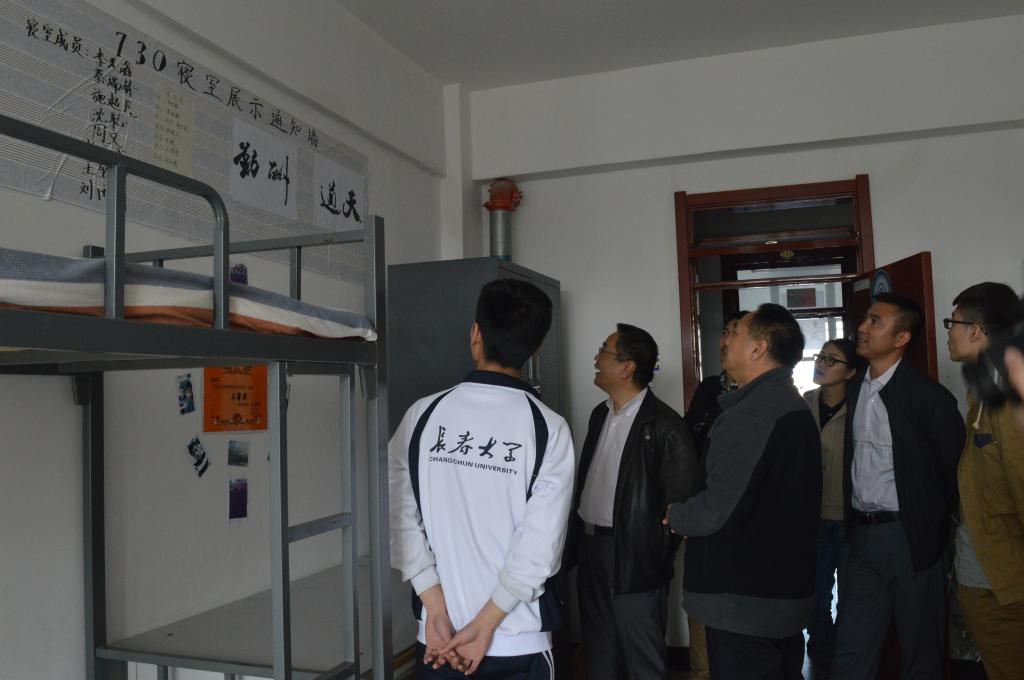 学生进行特色寝室介绍